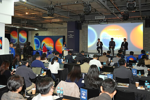 21일 서울 강남구 JBK 컨벤션홀에서 진행된 한국엡손 신제품 발표회에서 Q&amp;A 세션을 진행하고 있다.